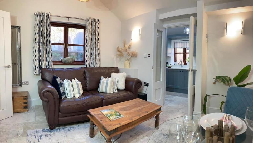 Stones throw from river House in Newton Ferrers
