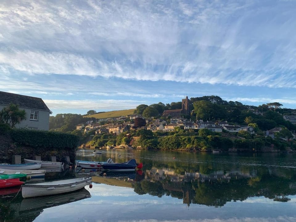 Stones throw from river House in Newton Ferrers