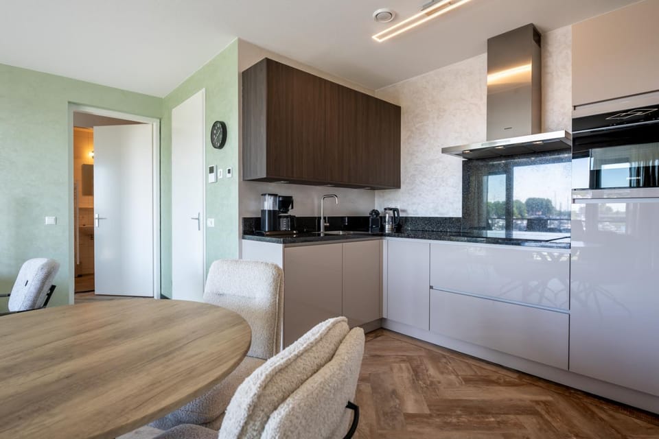 Kitchen or kitchenette, dishwasher, oven