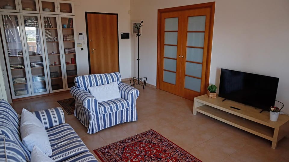 Facade/entrance, TV and multimedia, Living room, Seating area