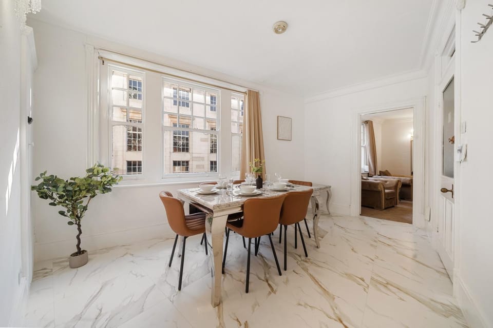 Seating area, Dining area