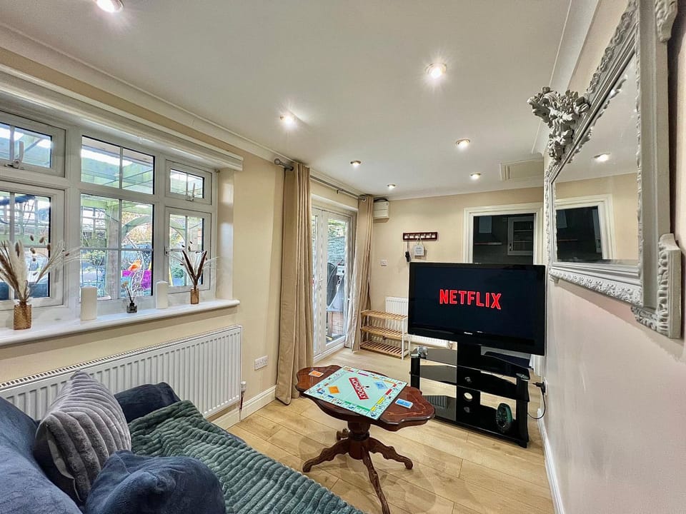 Communal lounge/ TV room, TV and multimedia, Living room, Seating area, Evening entertainment