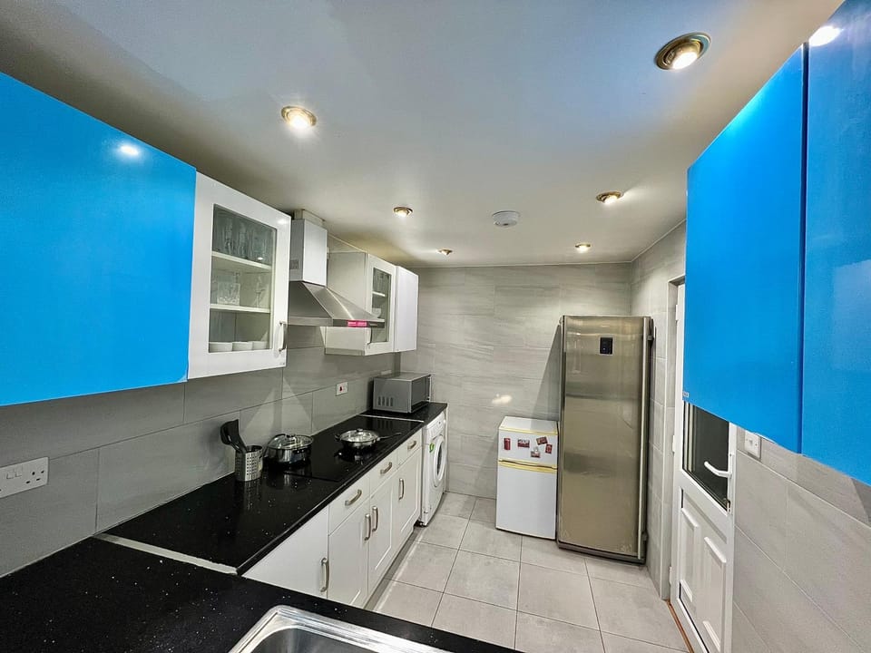 Kitchen or kitchenette, stove, washing machine