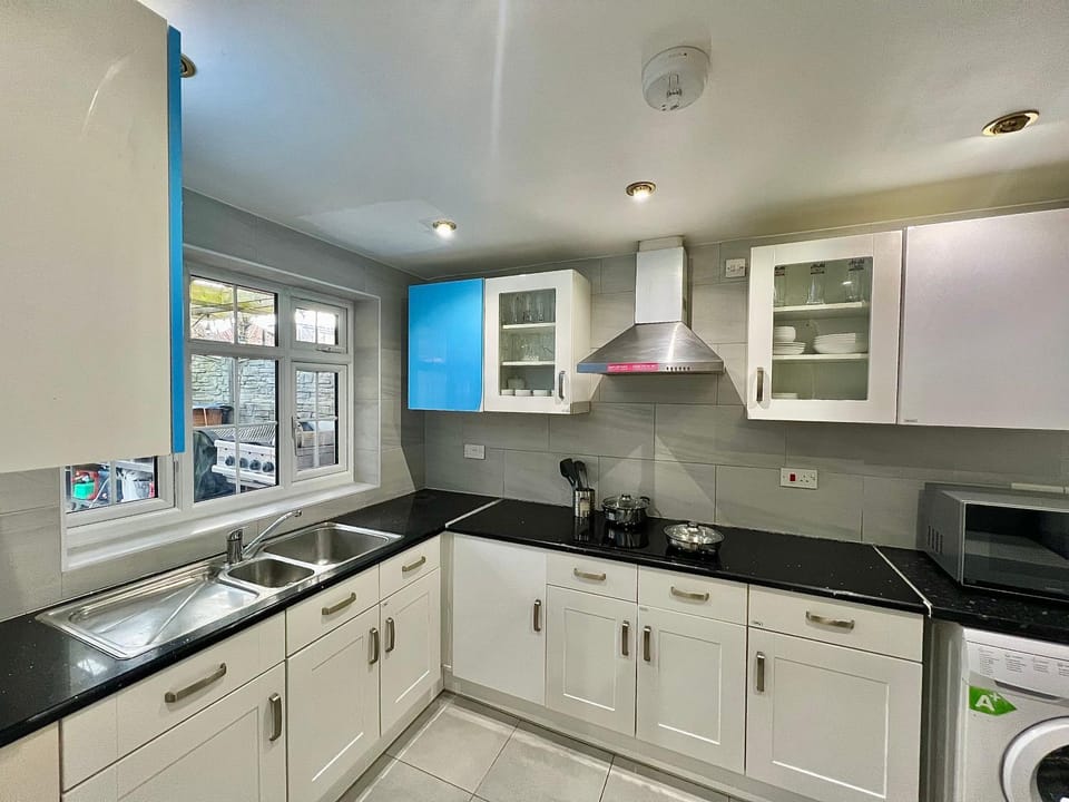 Kitchen or kitchenette, stove, washing machine