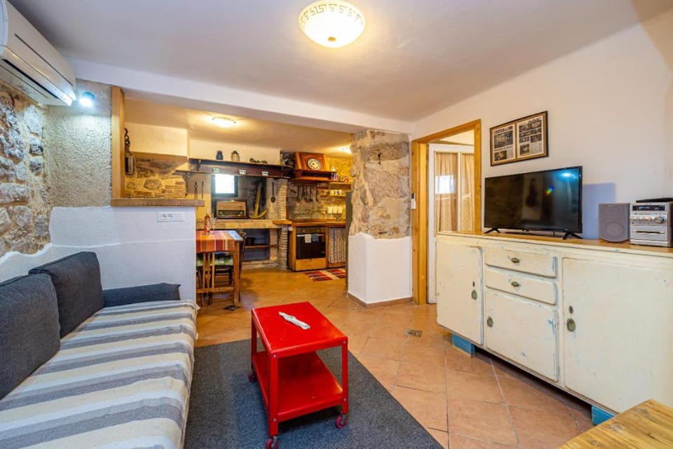 TV and multimedia, Kitchen or kitchenette, Living room, Seating area