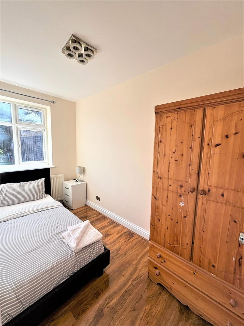 Spacious 5 bedroom House - 10min walk to Becrontree Station House in Barking