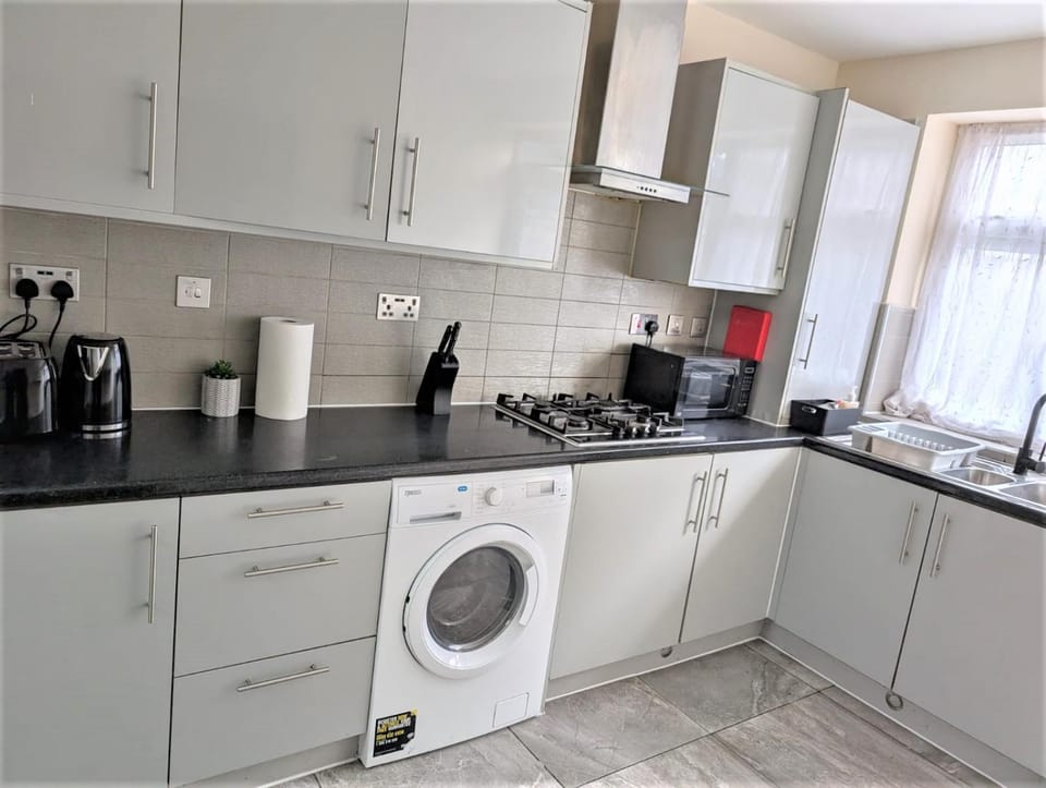 Spacious 5 bedroom House - 10min walk to Becrontree Station House in Barking