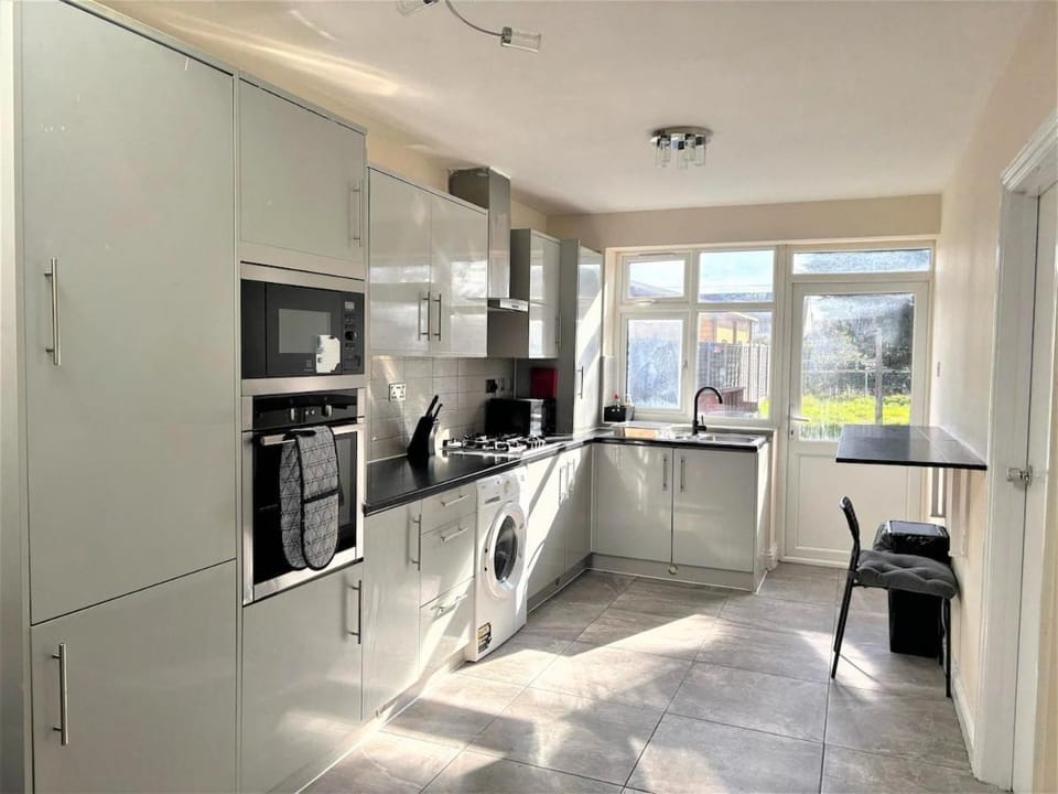 Spacious 5 bedroom House - 10min walk to Becrontree Station House in Barking