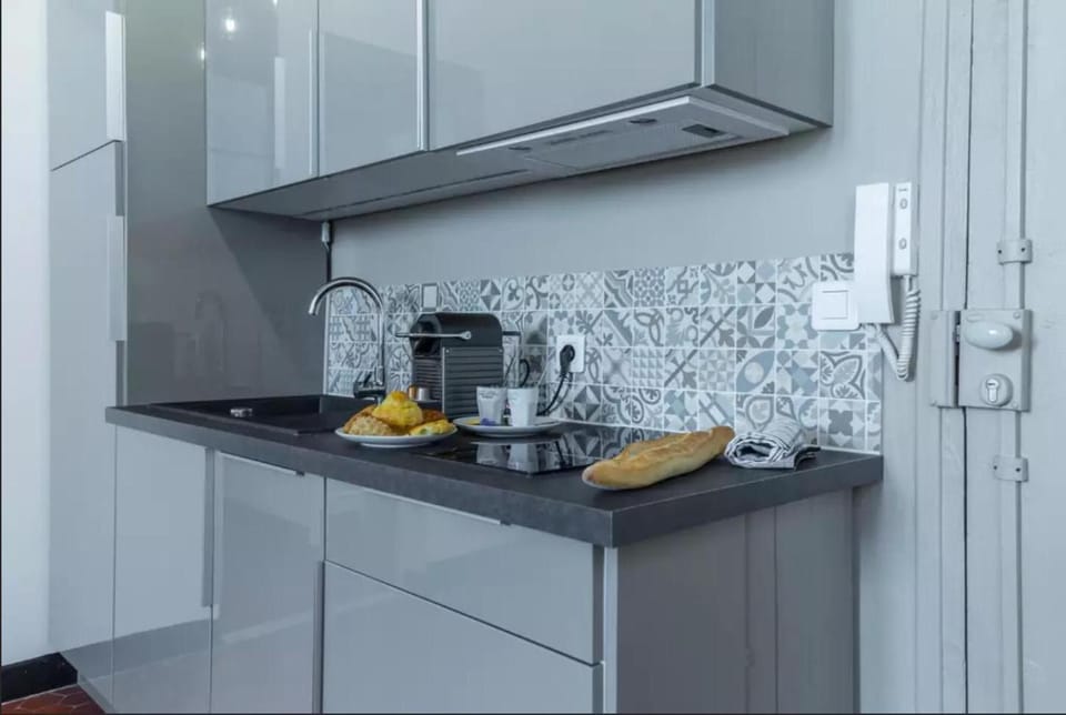 Kitchen or kitchenette, Food and drinks