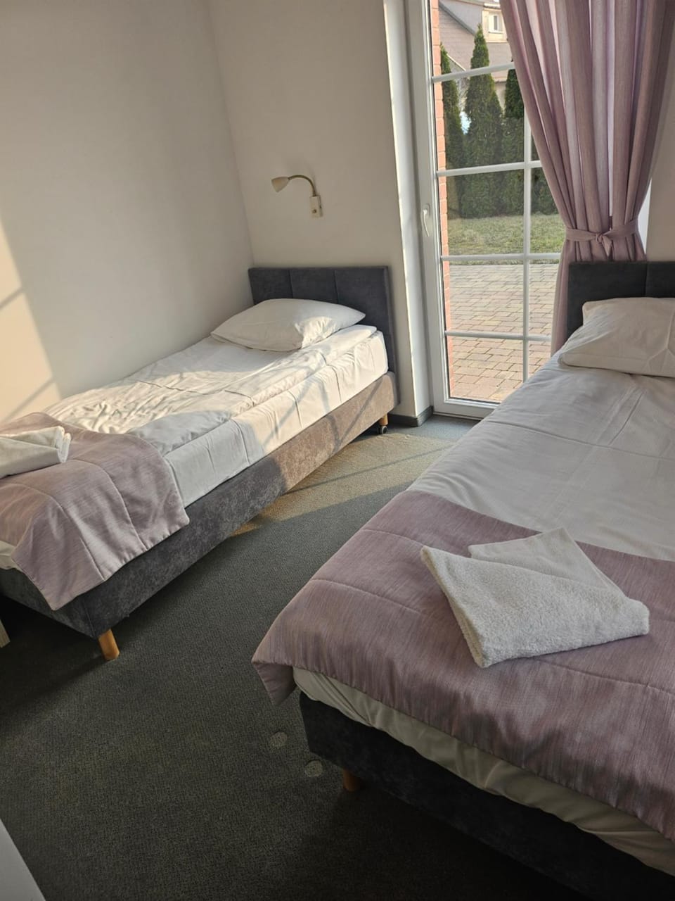 Bed, Bedroom, towels