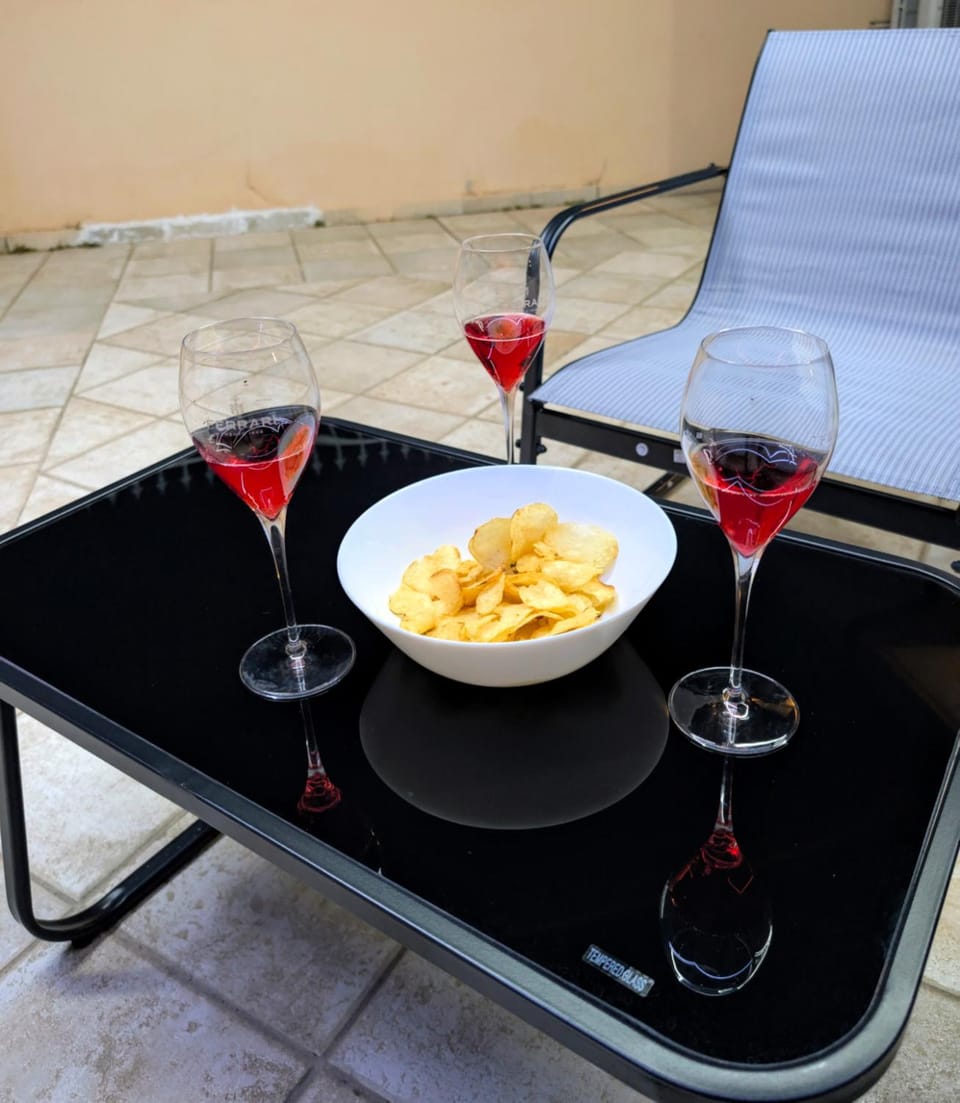 Patio, Garden, Balcony/Terrace, Living room, Food and drinks, Seating area, Food, Drinks, Alcoholic drinks