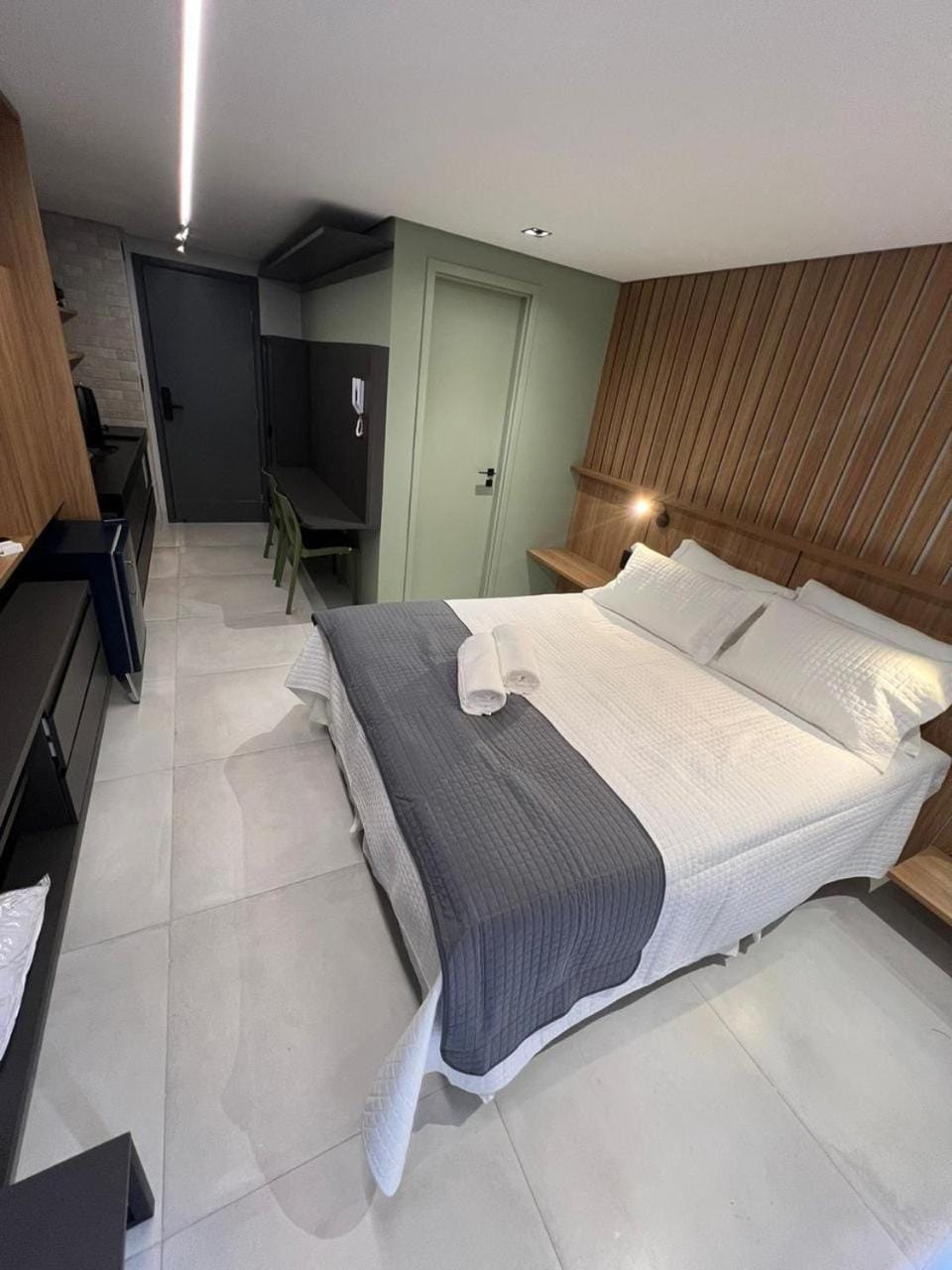 Bed, Photo of the whole room, Bedroom, towels