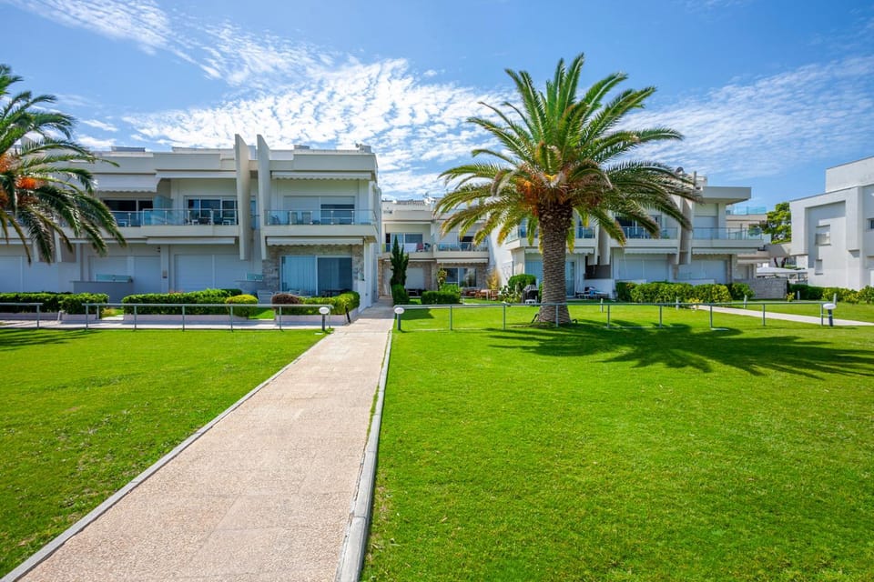 Property building, Day, Natural landscape, Garden, Garden view