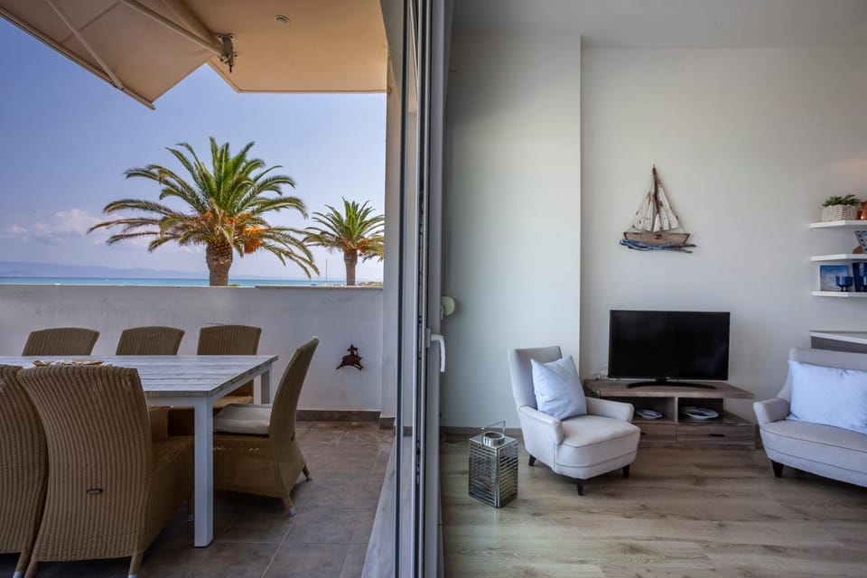 TV and multimedia, Living room, Seating area, Dining area, Sea view