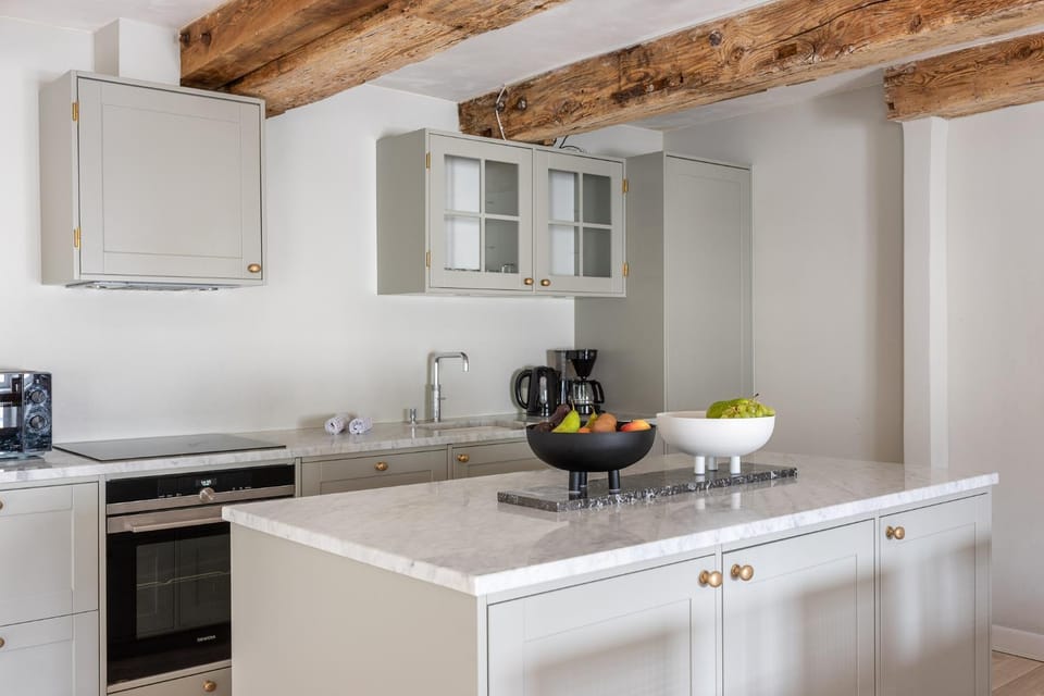 Kitchen or kitchenette, dishwasher, stove