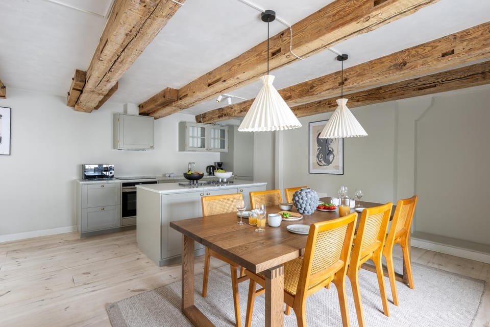 Kitchen or kitchenette, Dining area, oven, stove