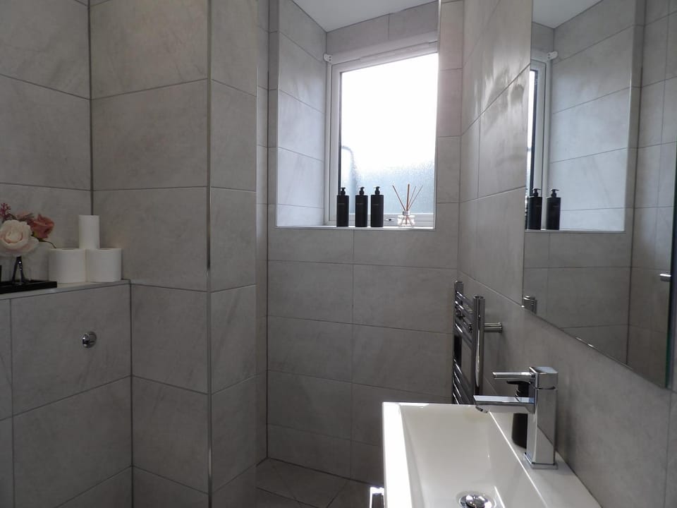 City Convenience, Calm Comfort-- A Stylish One-Bedroom Retreat Just 3 Stops from the Heart of the City Apartment in Edinburgh