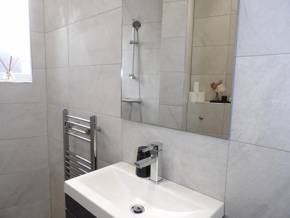 City Convenience, Calm Comfort-- A Stylish One-Bedroom Retreat Just 3 Stops from the Heart of the City Apartment in Edinburgh