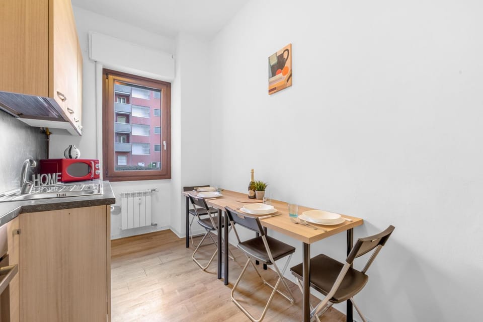 Kitchen or kitchenette, Dining area, stove