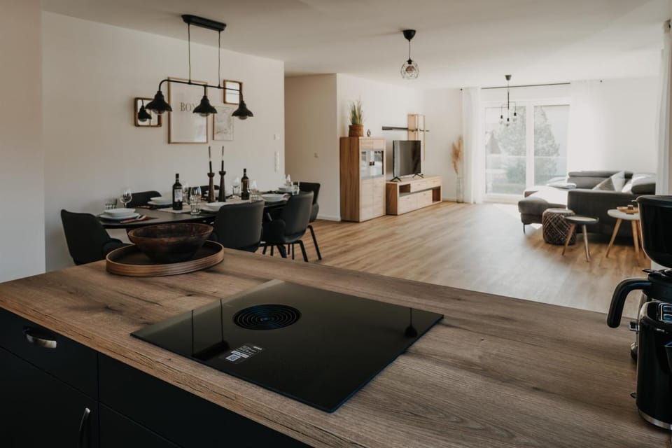 Kitchen or kitchenette, Living room, Seating area, Dining area