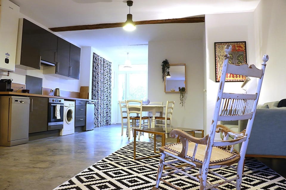 Kitchen or kitchenette, Living room, Seating area, Dining area, oven, stove