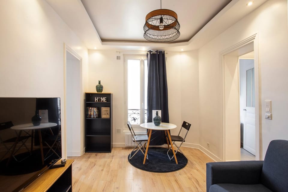 TV and multimedia, Kitchen or kitchenette, Living room, Seating area, Dining area