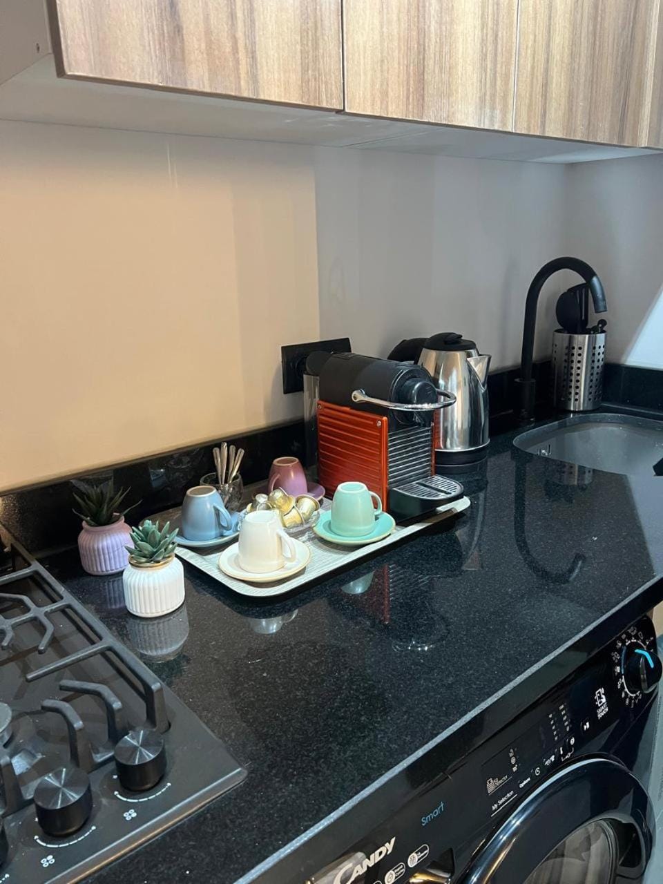 Coffee/tea facilities, Kitchen or kitchenette, stove