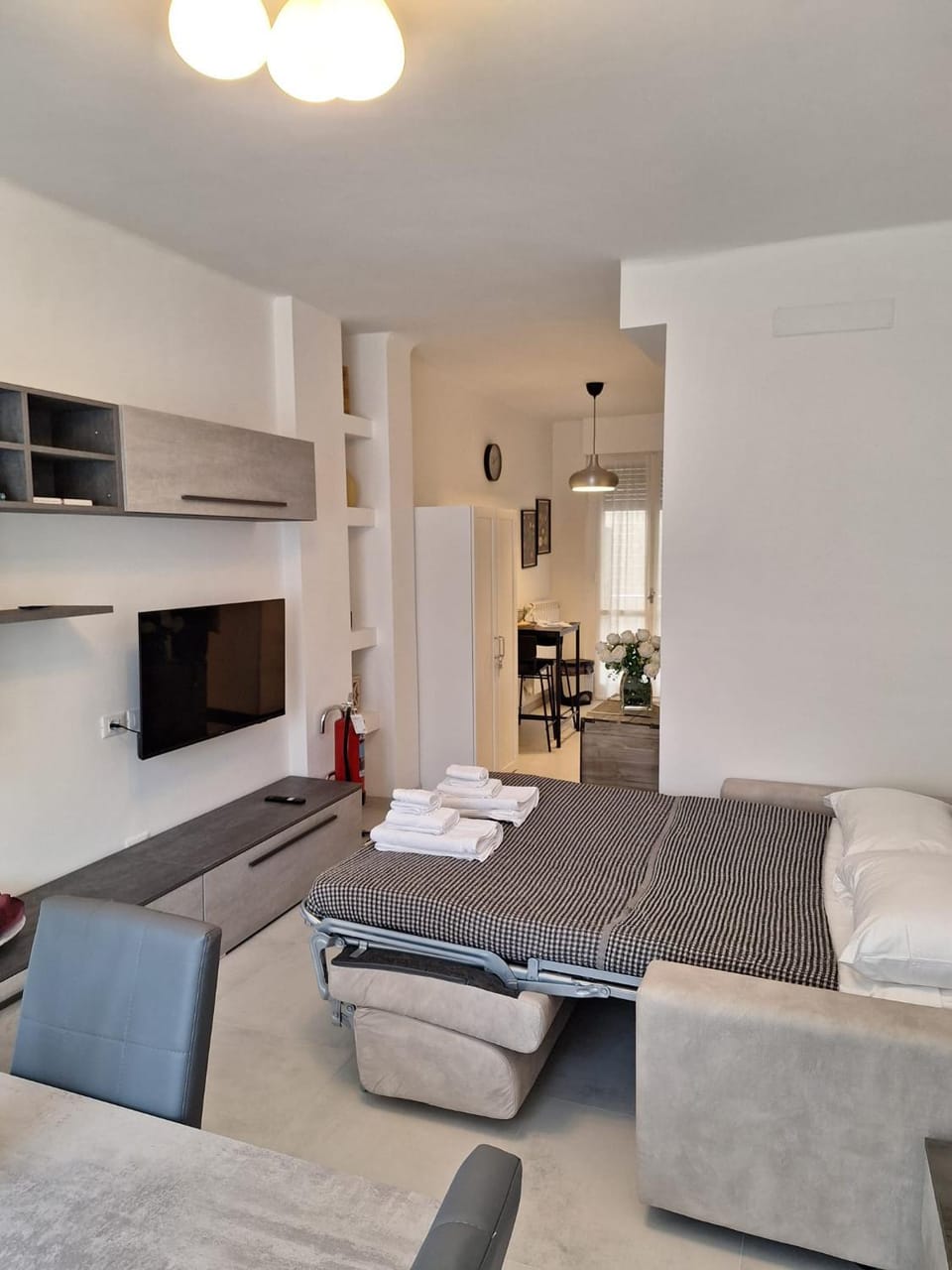 Bed, TV and multimedia, Living room