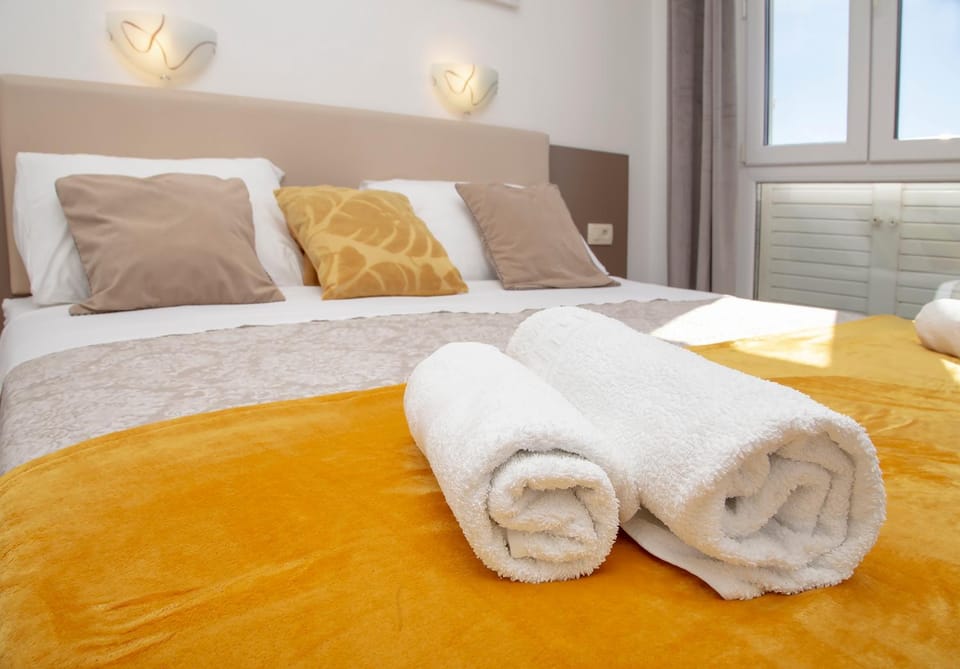 Bed, Bedroom, towels