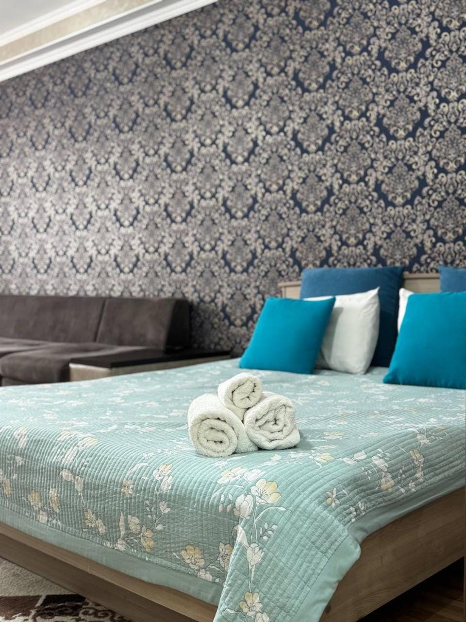 Bed, Living room, Photo of the whole room, Seating area, Bedroom