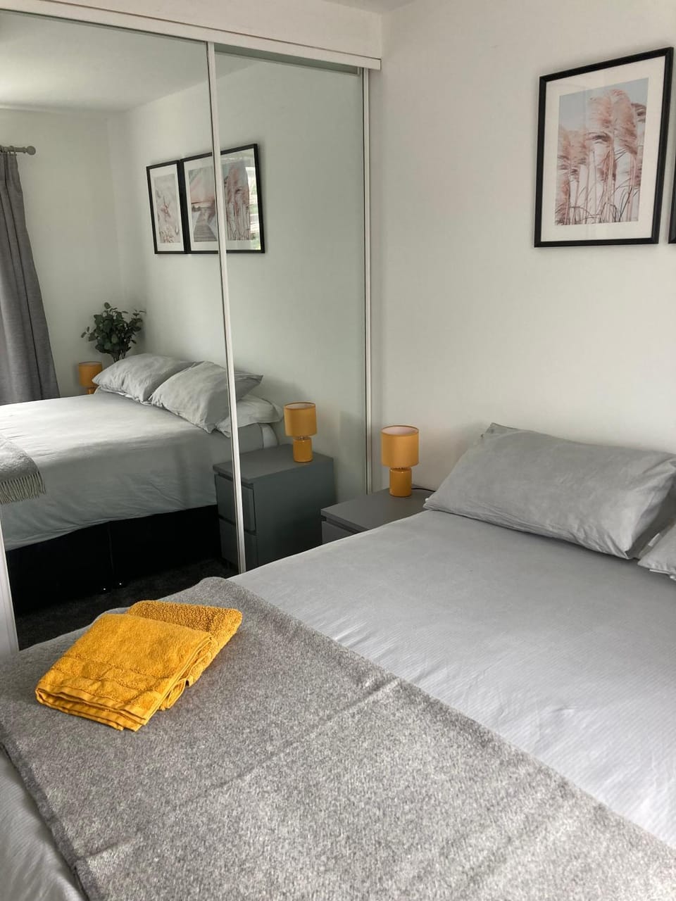 Bed, Bedroom, towels