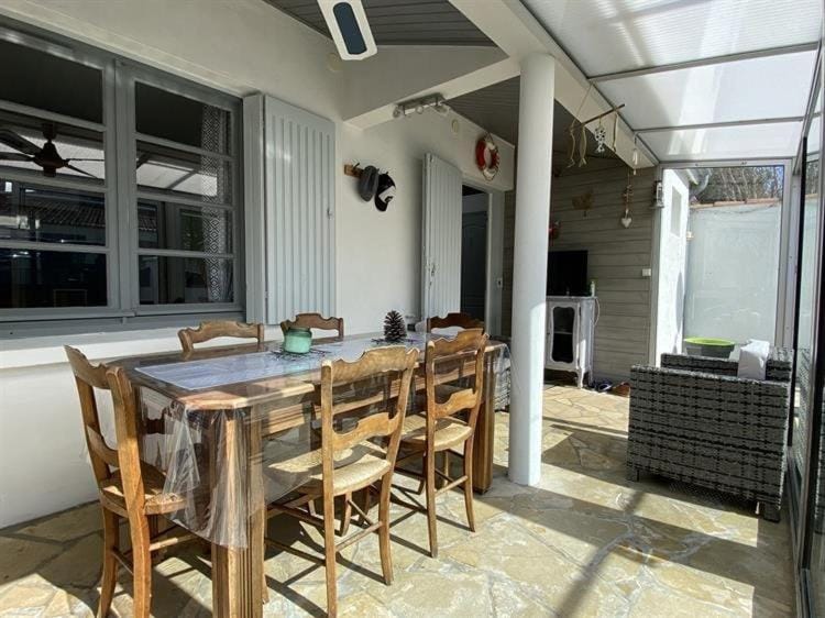 Seating area, Dining area