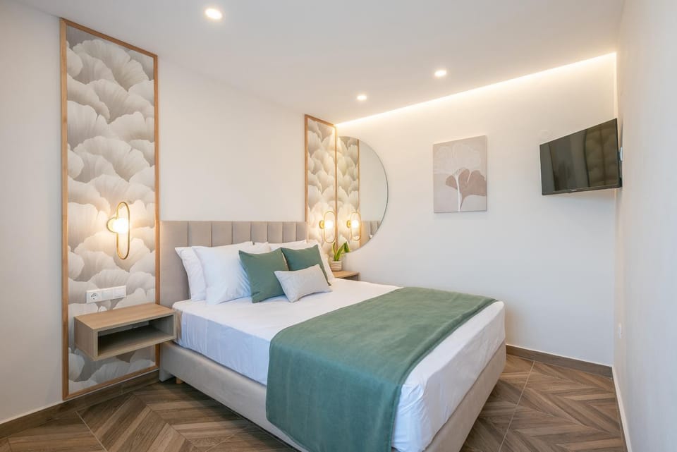 Bed, TV and multimedia, Photo of the whole room, Bedroom