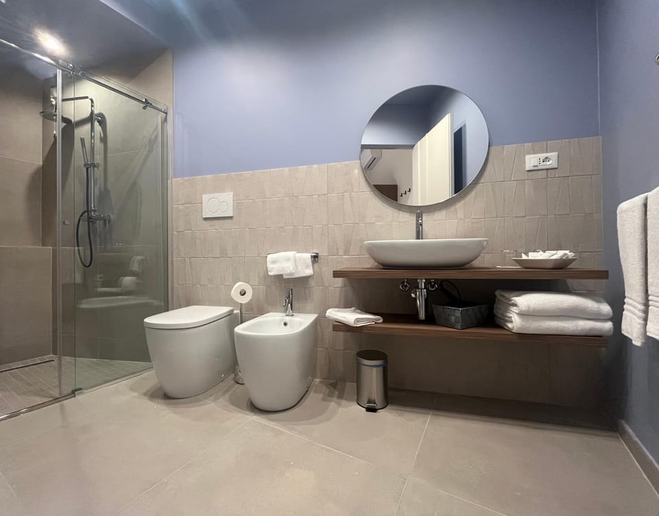 Shower, Toilet, Bathroom, towels