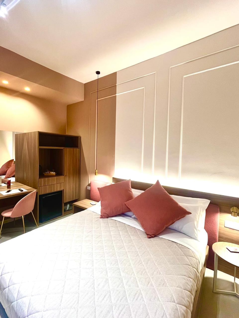 Bed, Photo of the whole room, Bedroom, Quiet street view, wardrobe