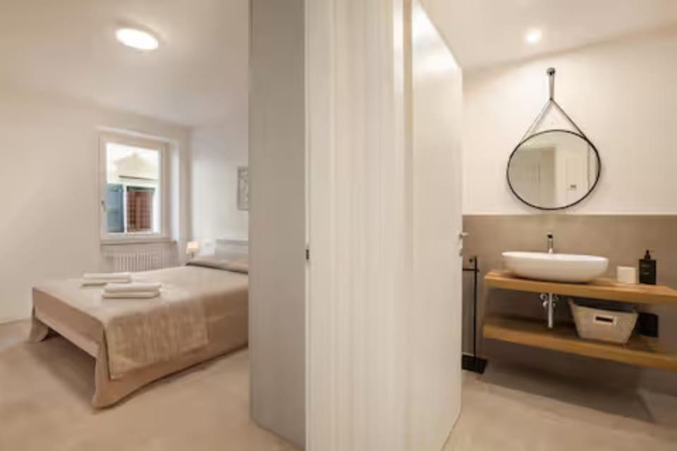 Bed, Bathroom, Photo of the whole room, Bedroom, towels