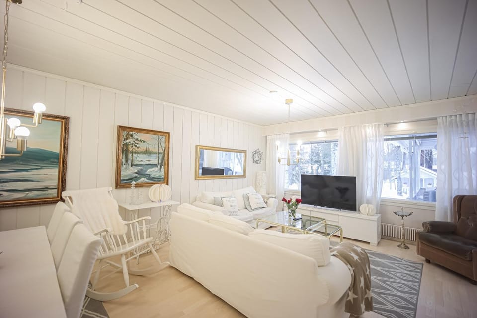 Communal lounge/ TV room, TV and multimedia, Living room, Seating area, Evening entertainment