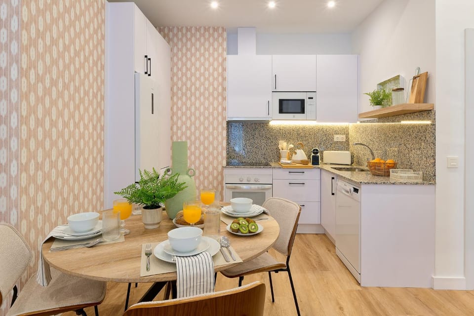 Dining area, oven, stove, toaster