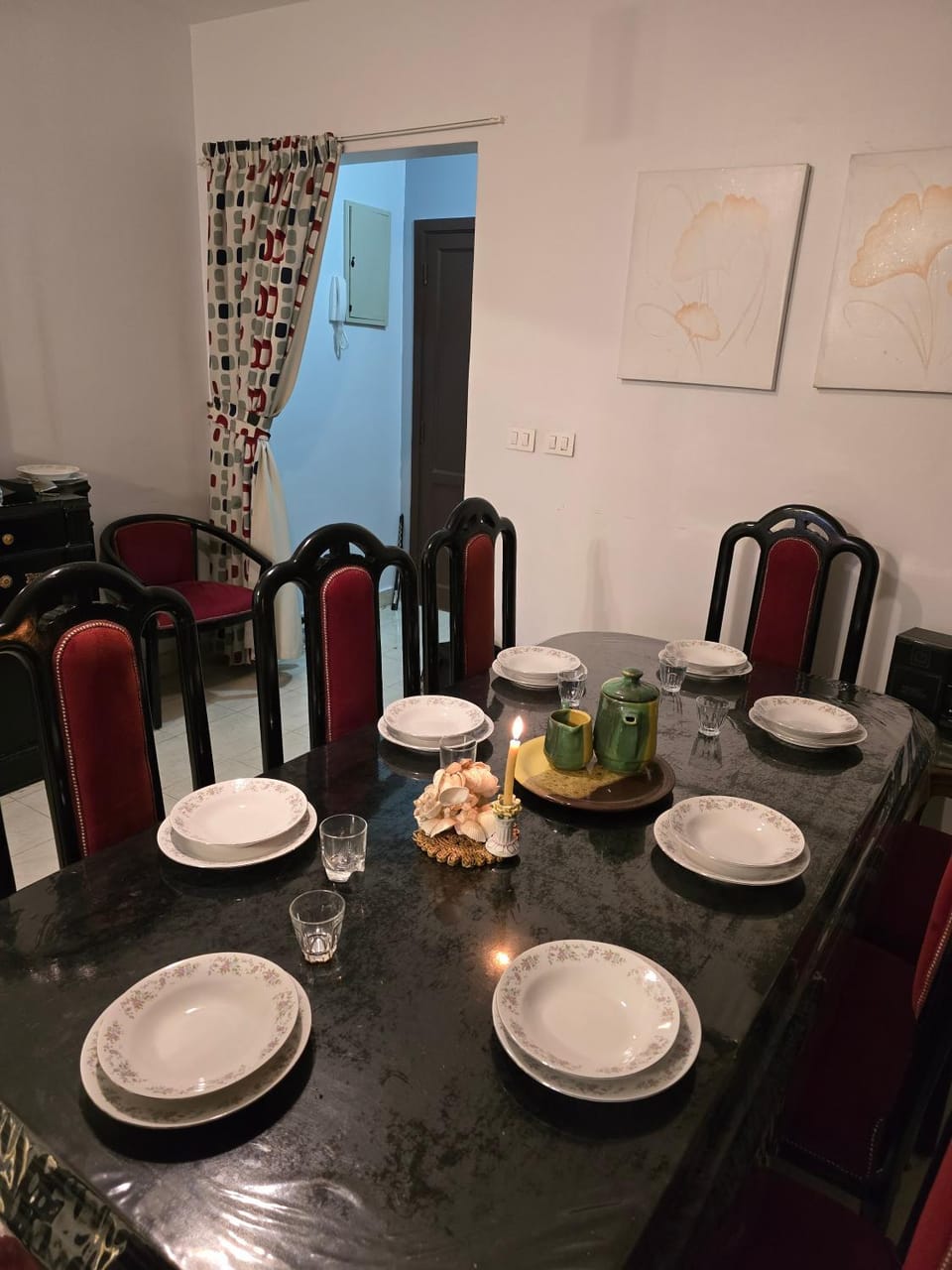 Living room, Food and drinks, Seating area, Dining area, Food, Lunch, Dinner, Drinks