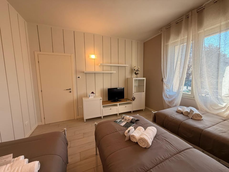 Bed, TV and multimedia, Kitchen or kitchenette, Living room, Photo of the whole room, Seating area, Bedroom, oven, towels, air conditioner