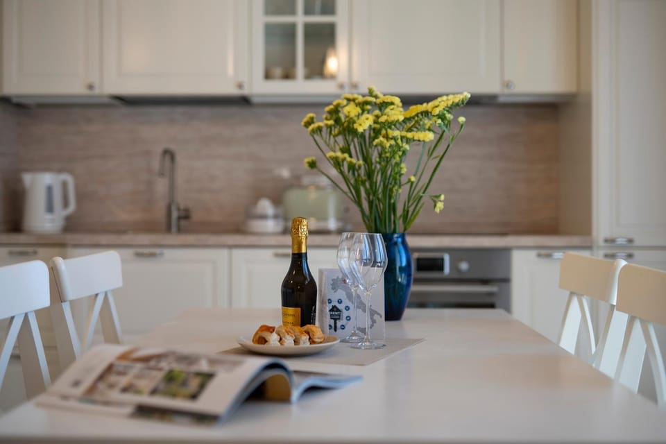 Kitchen or kitchenette, Dining area, stove