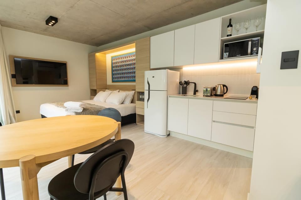 Bed, TV and multimedia, Coffee/tea facilities, Kitchen or kitchenette, Photo of the whole room, Bedroom, oven, stove, toaster