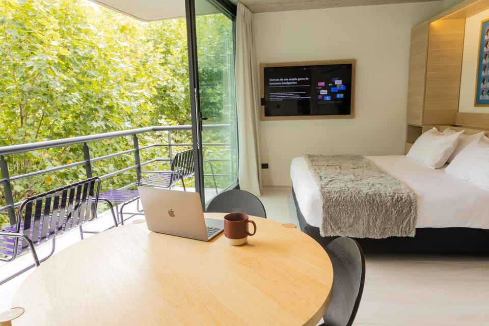 Bed, TV and multimedia, Photo of the whole room, Bedroom