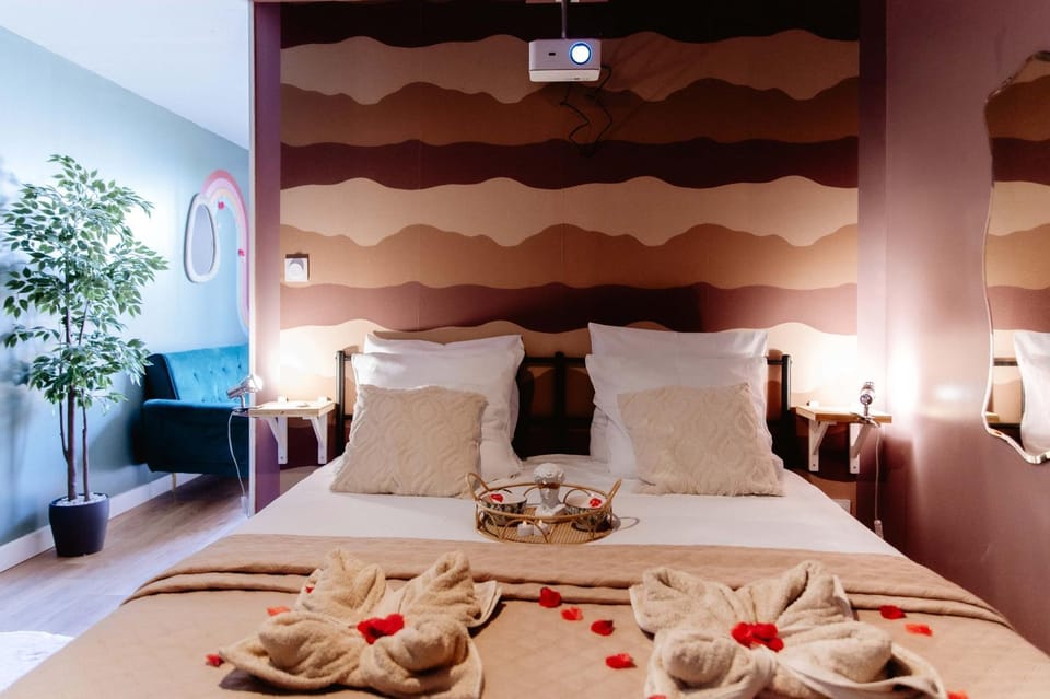Bed, Photo of the whole room, Bedroom, towels