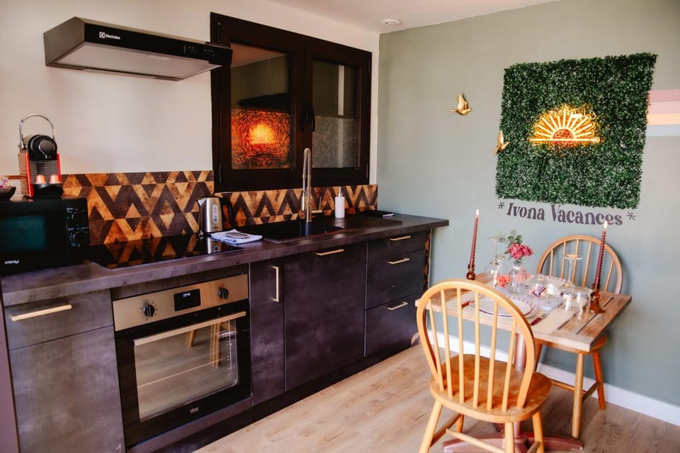 Kitchen or kitchenette, Dining area, oven, stove
