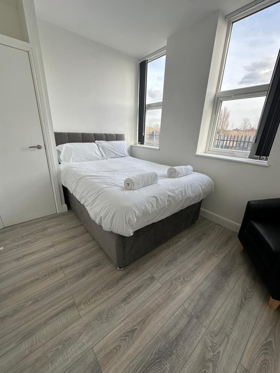 2 Bed Sizeable Station House Apartment - Free Wifi, Parking & EV Apartment in Scunthorpe