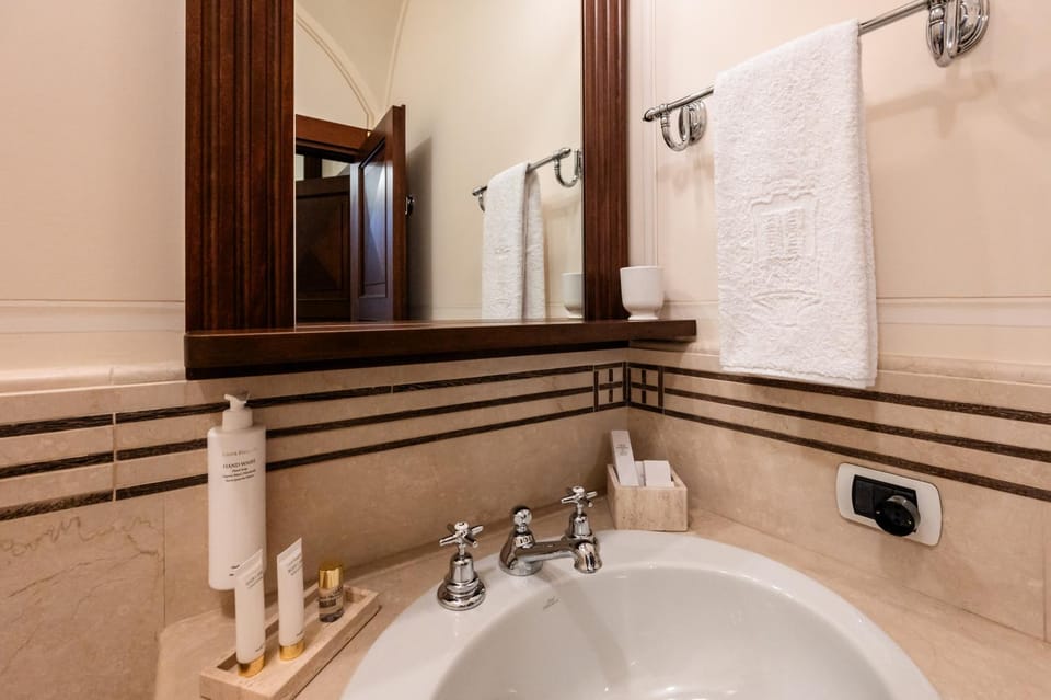 Bathroom, towels