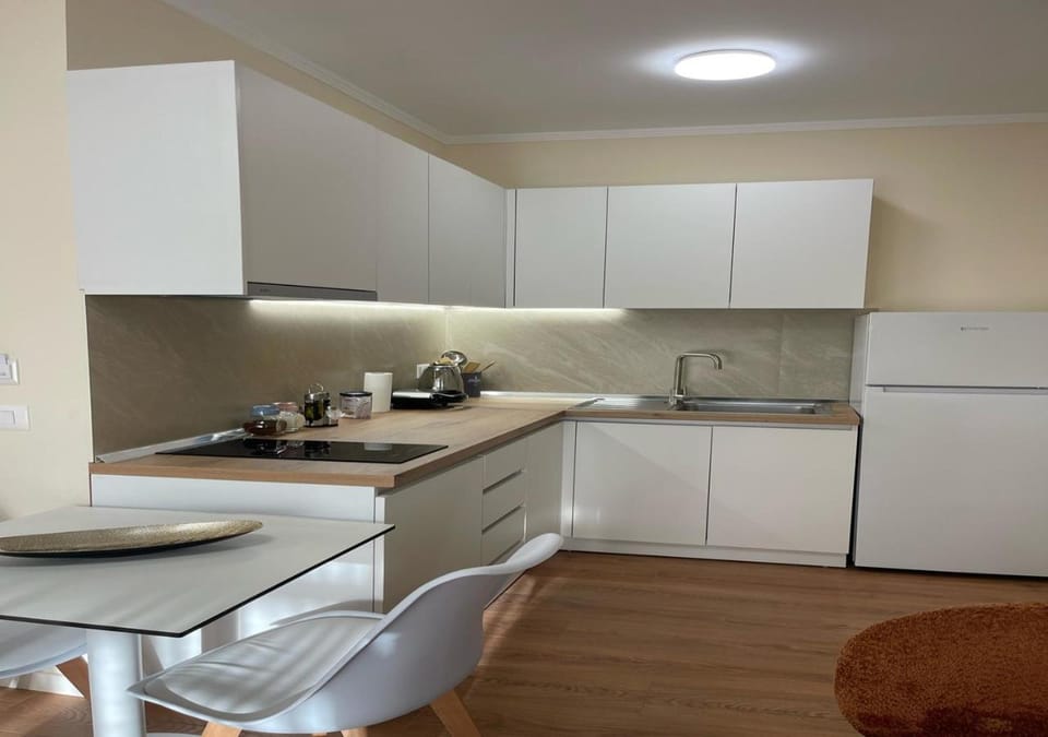 Coffee/tea facilities, Kitchen or kitchenette, Dining area, stove, toaster