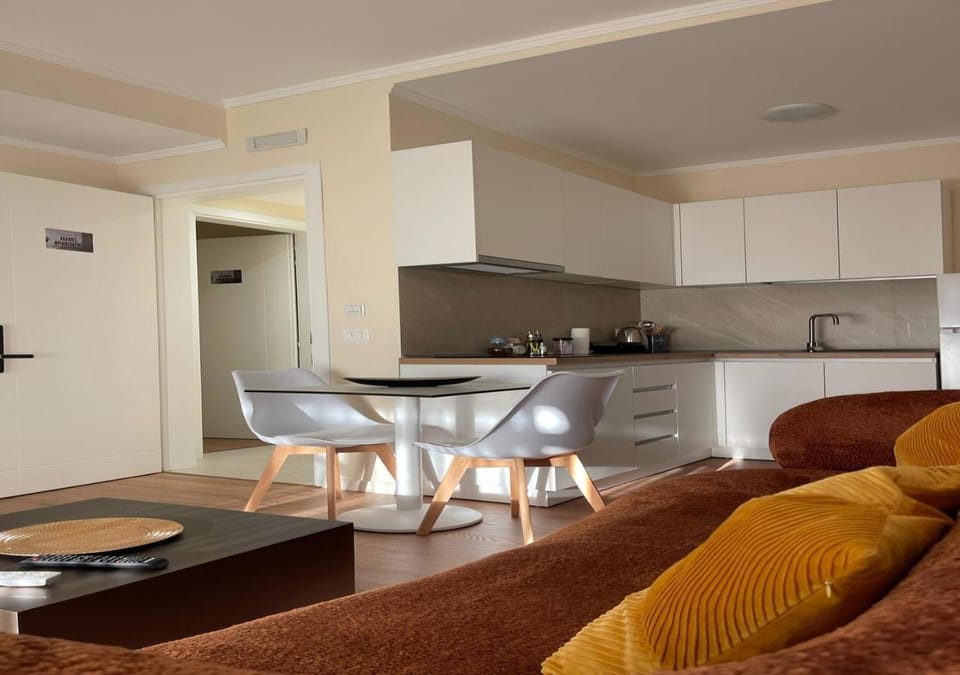 Kitchen or kitchenette, Living room, Seating area, Dining area, stove