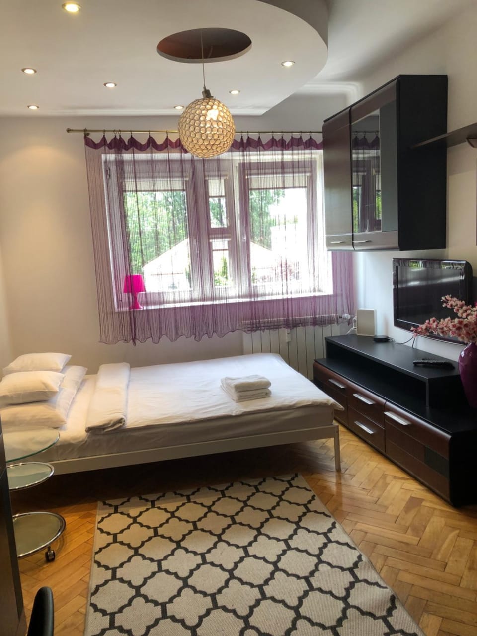 Bed, Bedroom, towels